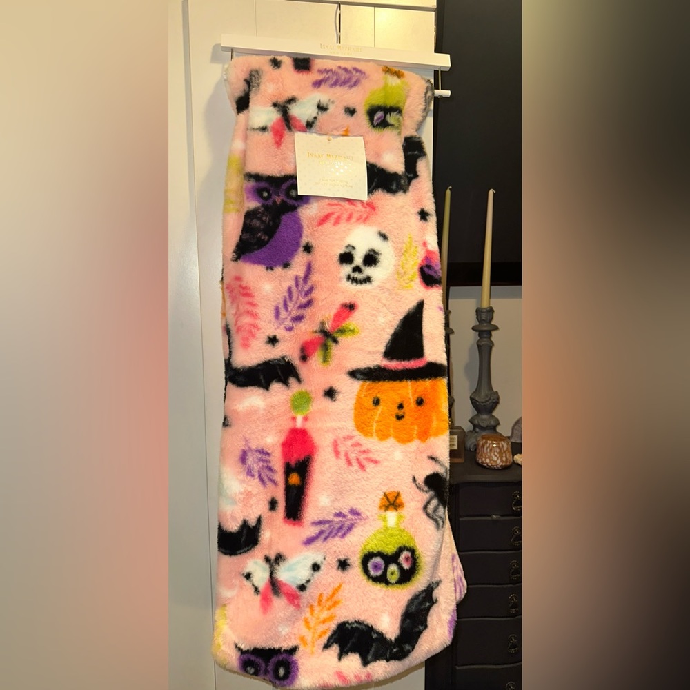 NWT Tik Tok Viral Issac Mizrahi New York Plush Faux Fur Halloween Ghost Blanket